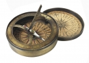Antiker Kompass mit Sonnenuhr